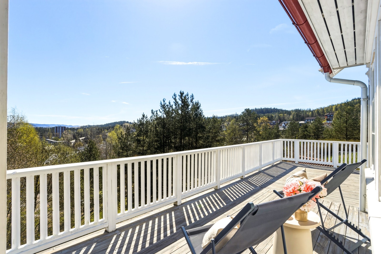 Man har tilgang til terrasse fra stuen og fra gårdsplass. Galleribilde