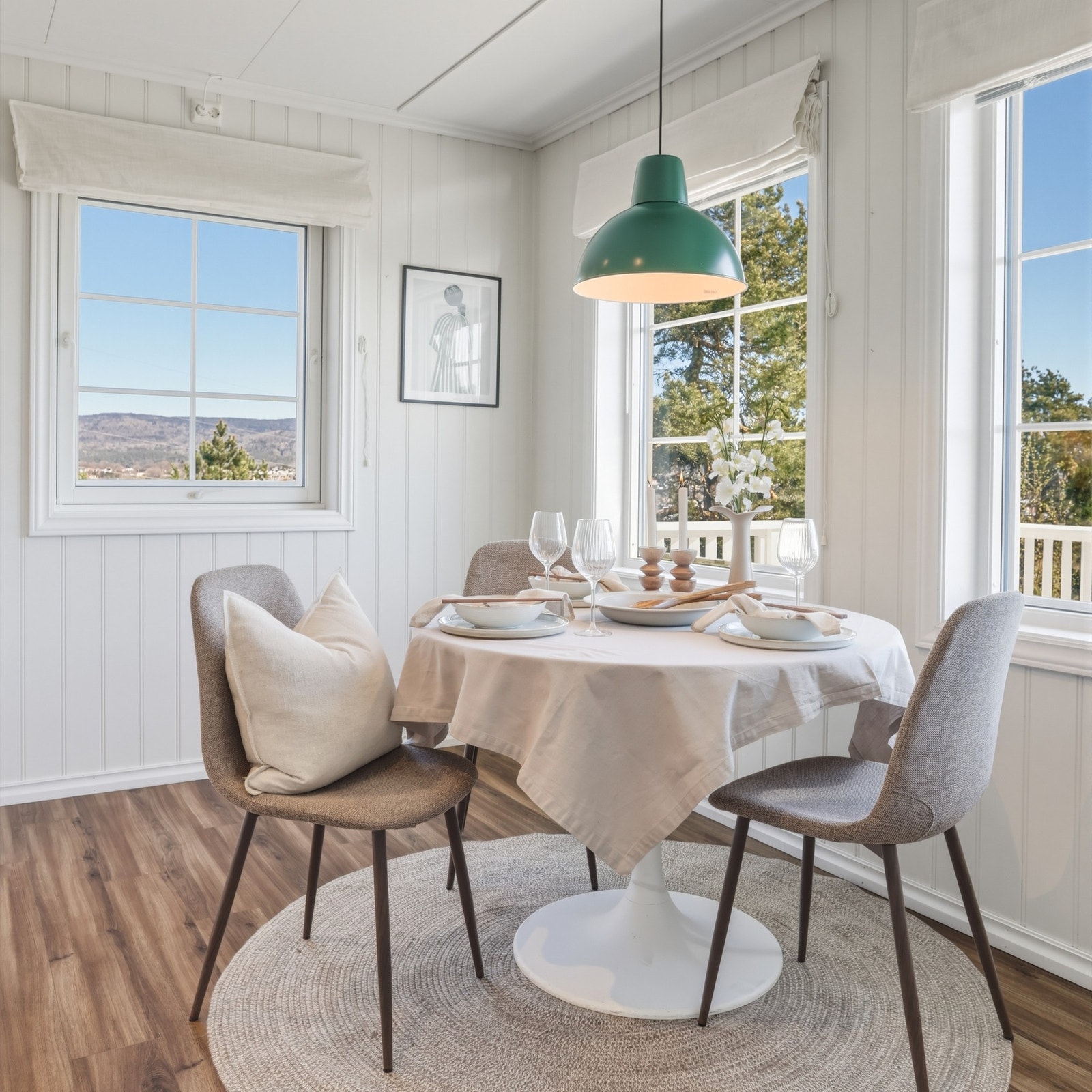 Vinduer som slipper inn mye naturlig lys. Galleribilde
