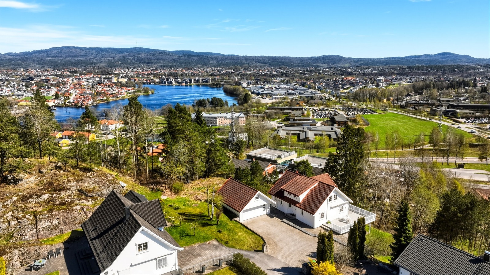 Fin beliggenhet i et rolig nabolag med utsikt over Hjellevannet og Skien by. Galleribilde
