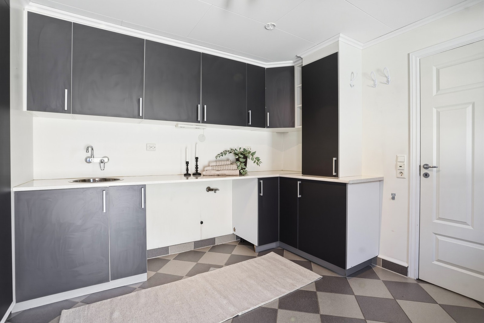 Moderne vaskerom med opplegg til vaskemaskin/tørketrommel og montert vask. Godt med skapplass til oppbevaring. Galleribilde