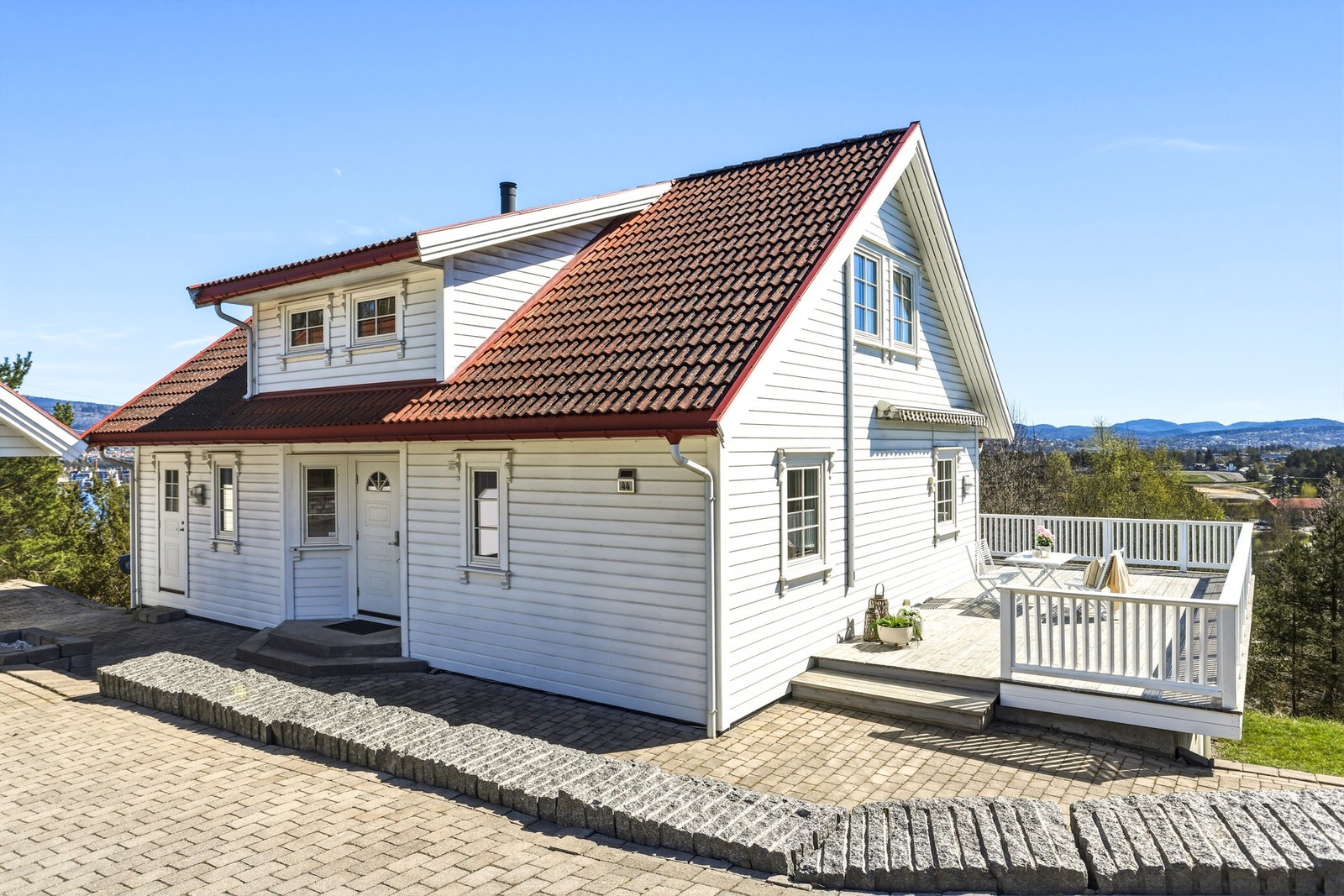 Romslig, innholdsrik familiebolig med stor terrasse og dobbel garasje. Galleribilde