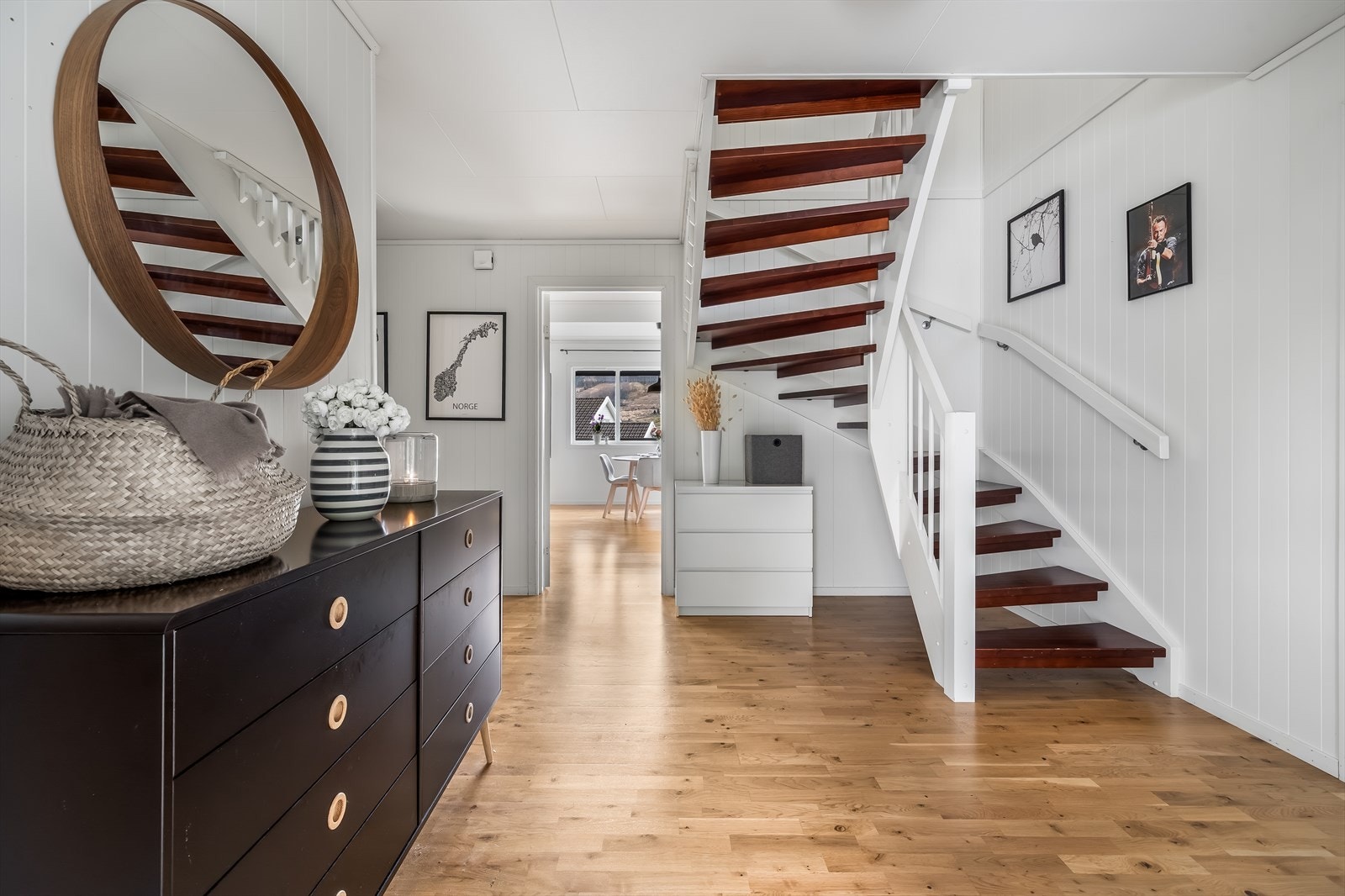 Velkommen inn! Entré med god plass og trapp til loftsetasje. Galleribilde