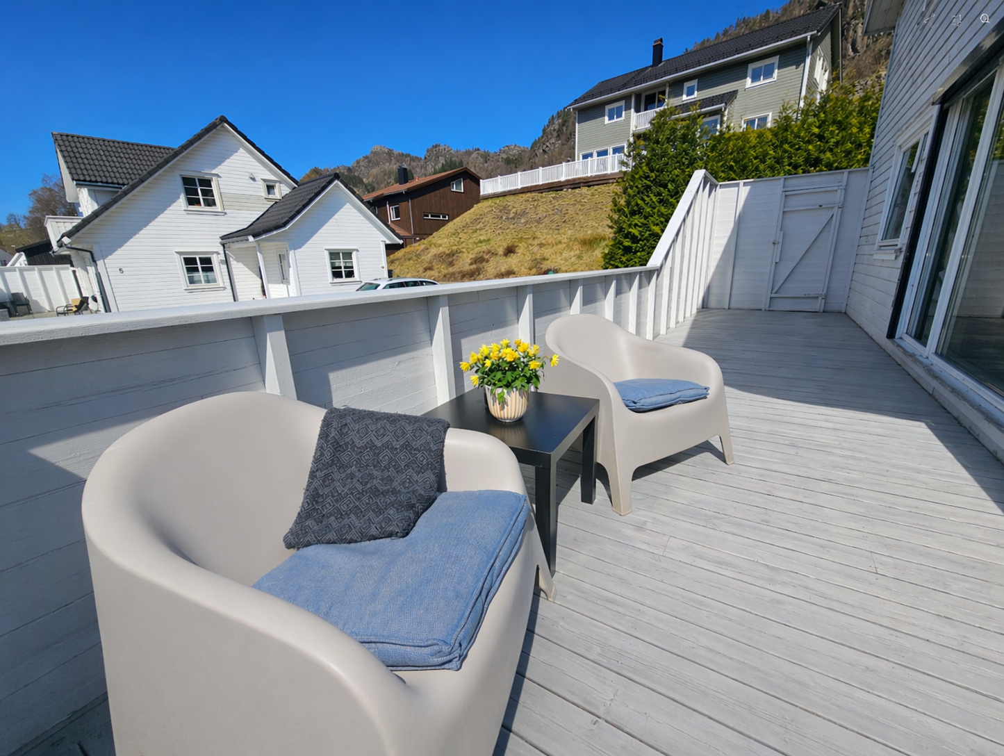 Man har også mulighet til å komme rett opp på verandaen uten å gå igjennom boligen. Galleribilde