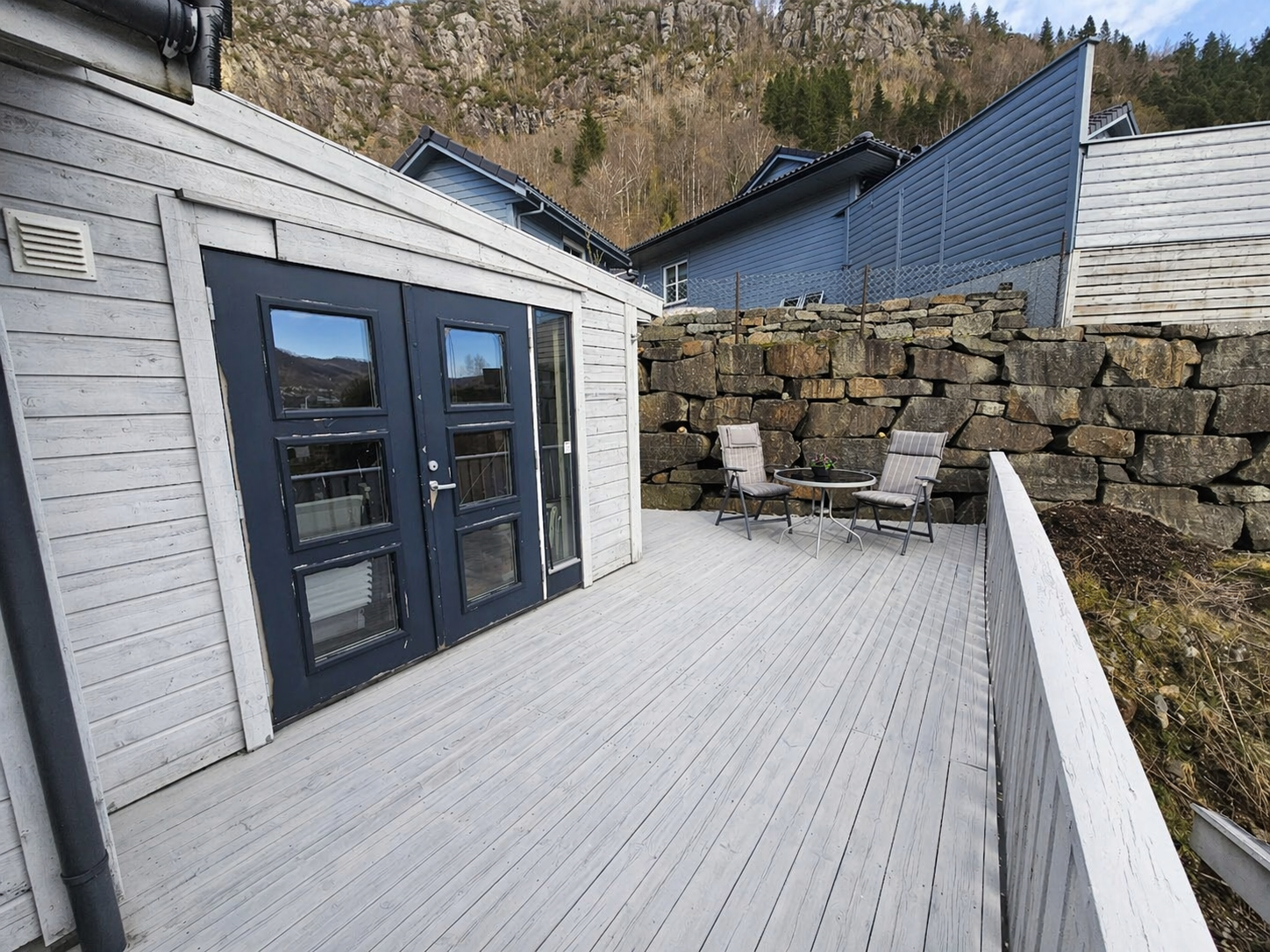 Terrasse med bod i bakkant av garasjen. Galleribilde