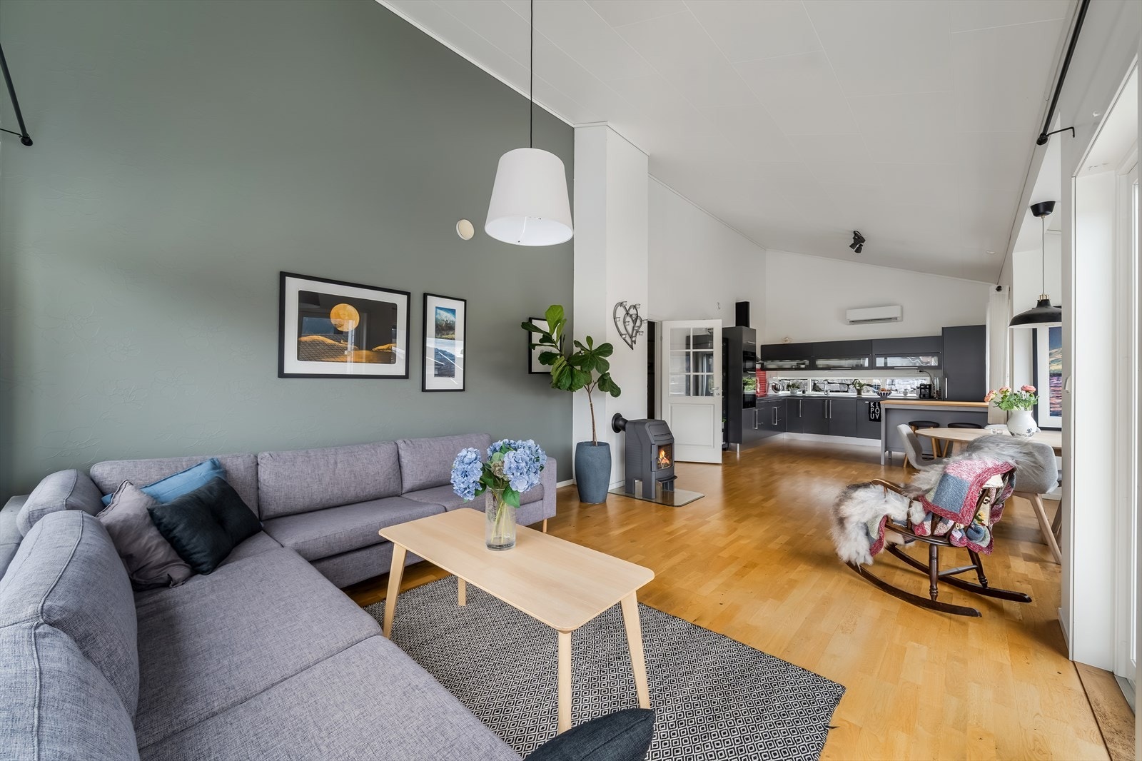 Stuen har en god og åpen planløsning med naturlig overgang til kjøkken og spiseplass. Galleribilde