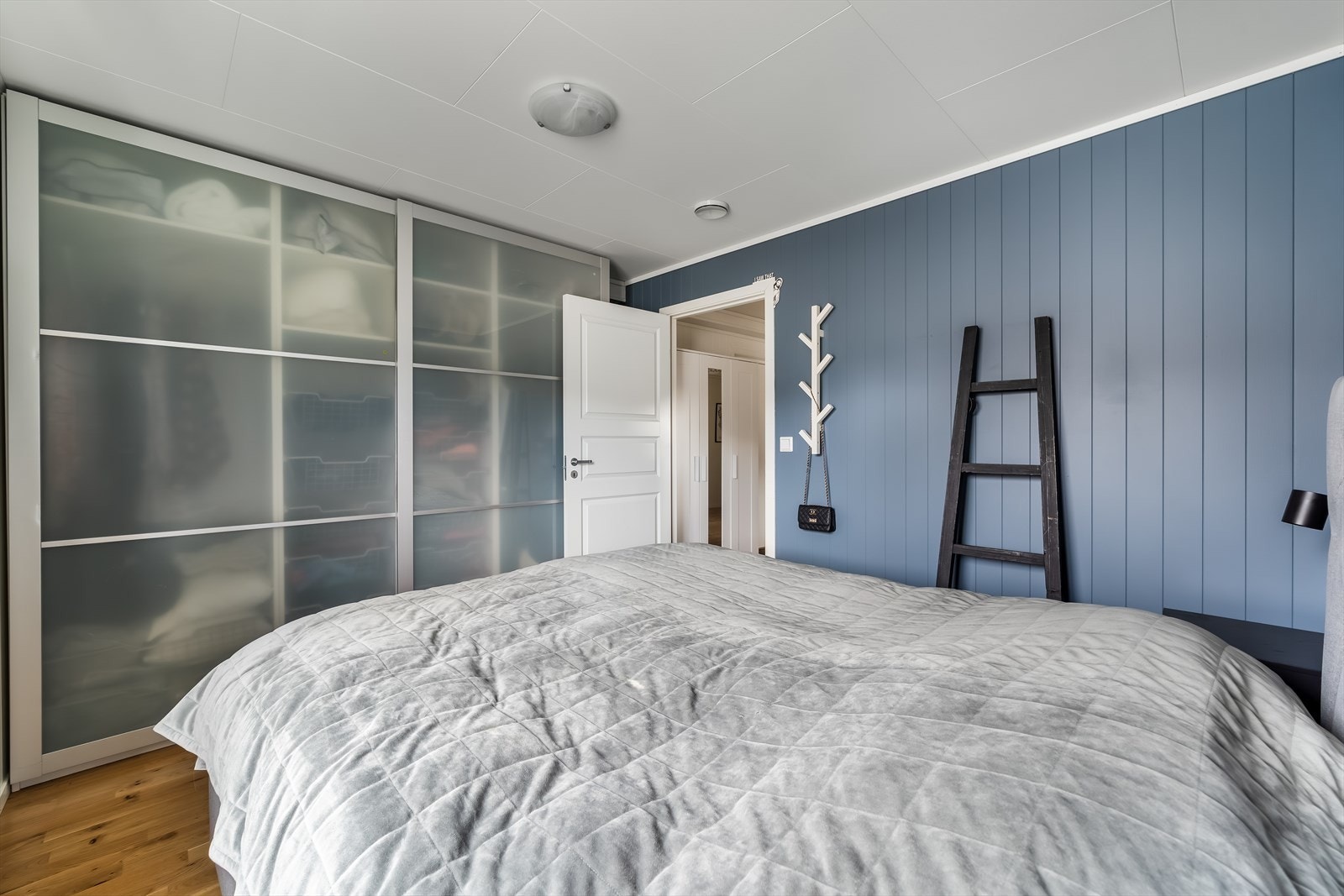 God garderobe. Galleribilde