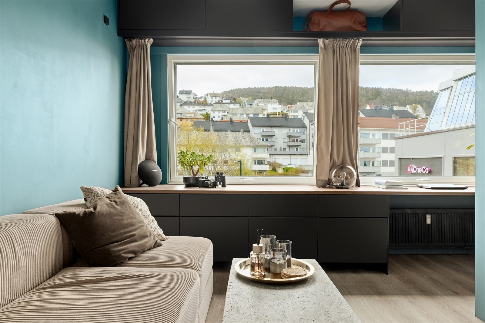 Rommet har rikelig med naturlig lys via leilighetens to store vinduer fra 2022, og en stor benkeplate som fungerer blant annet som både hjemmekontor og oppbevaring. Galleribilde