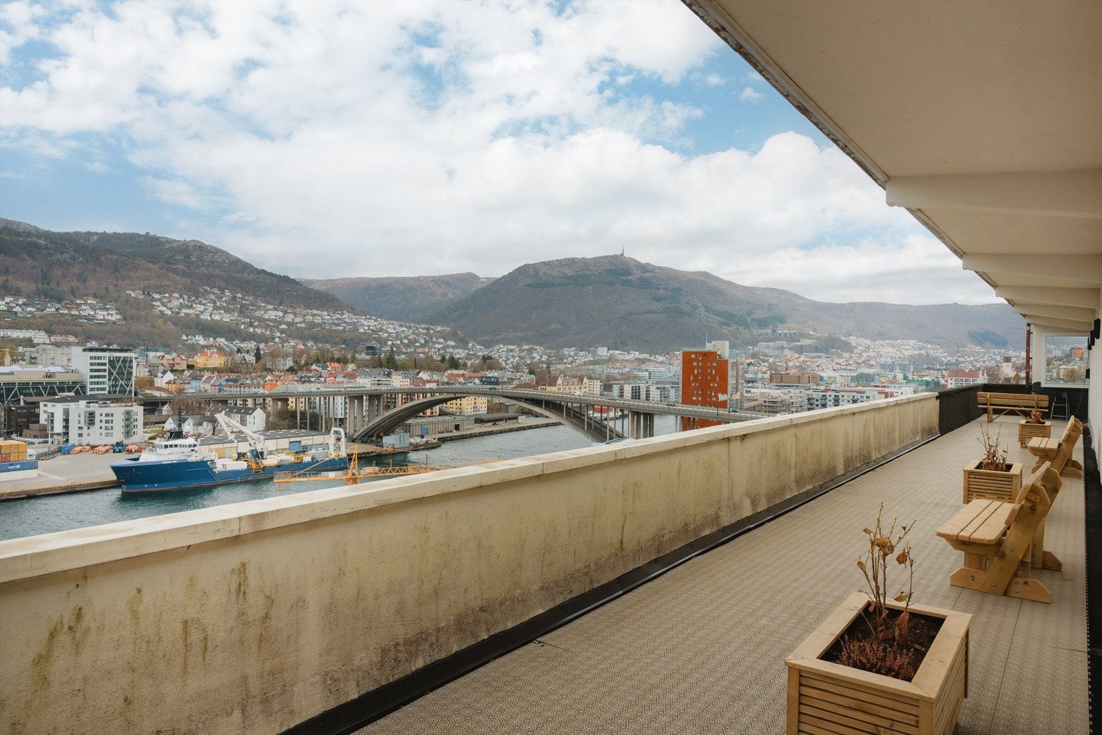 Terrassen er svært populær på finværsdager og tiltrekker seg spesielt interesse rundt nyttårsaften! Galleribilde