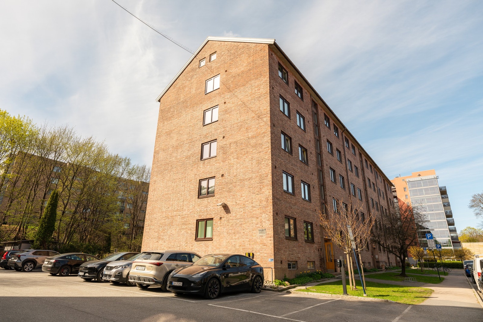 Borettslaget har faste parkeringsplasser som leies ut til beboerne etter lister. Parkeringsleien er kr. 400,- i måneden fra 01.02.2026. Det er etablert ladeanlegg for elbil-ladere. Galleribilde