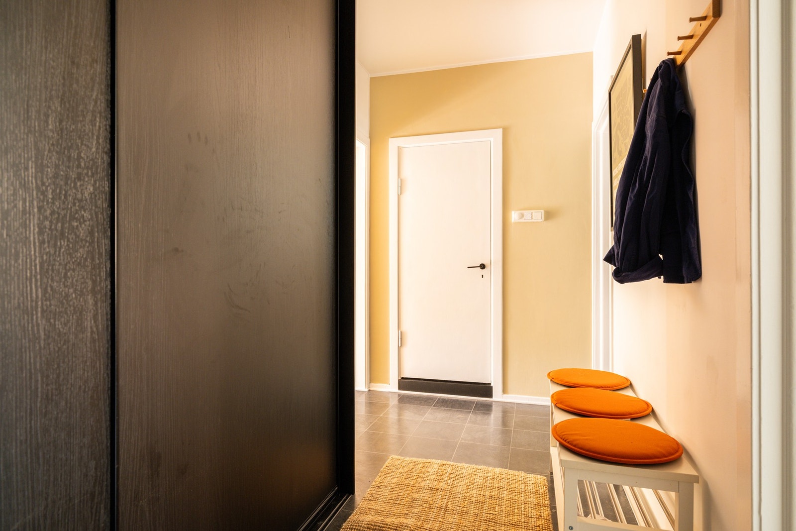 Du ønskes velkommen inn i en hyggelig og praktisk entré med laminat på gulv og glatte malte overflater. Galleribilde
