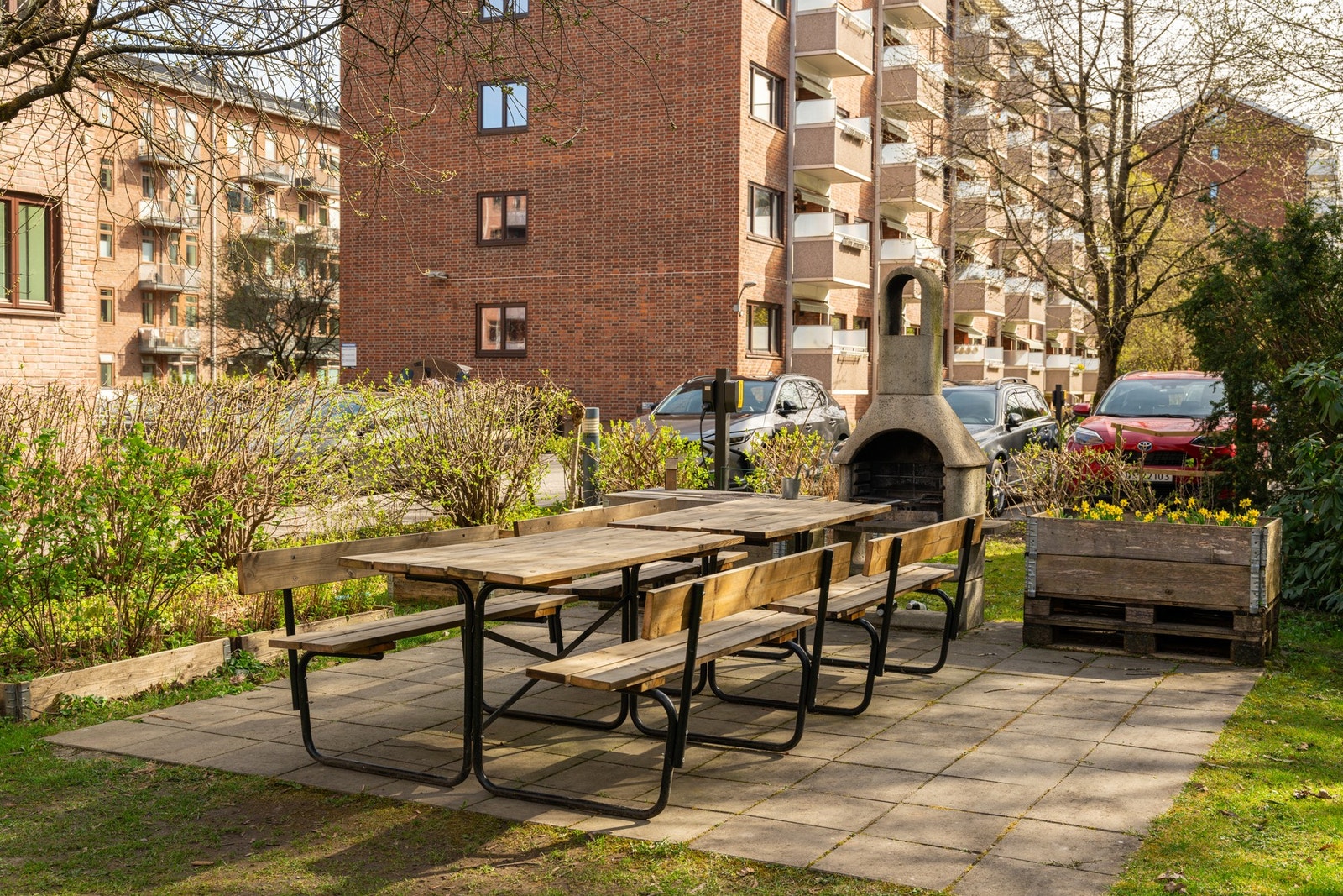 Hyggelig grillplass med sittegrupper og plantekasser. Galleribilde