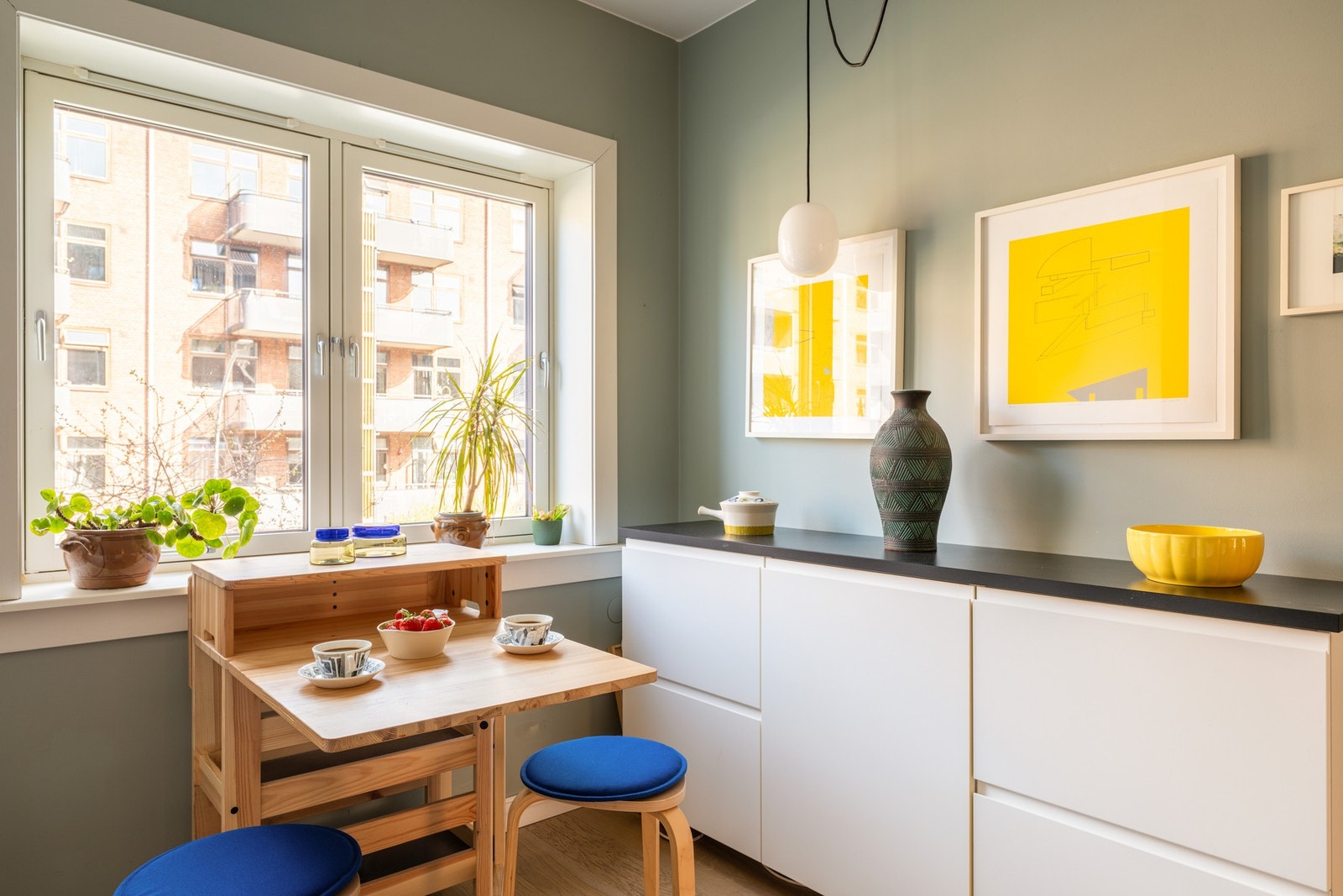 Ved kjøkkenvinduet er det plass til et koselig frokostbord som gjør at også kjøkkenet blir et naturlig oppholdsrom. Galleribilde