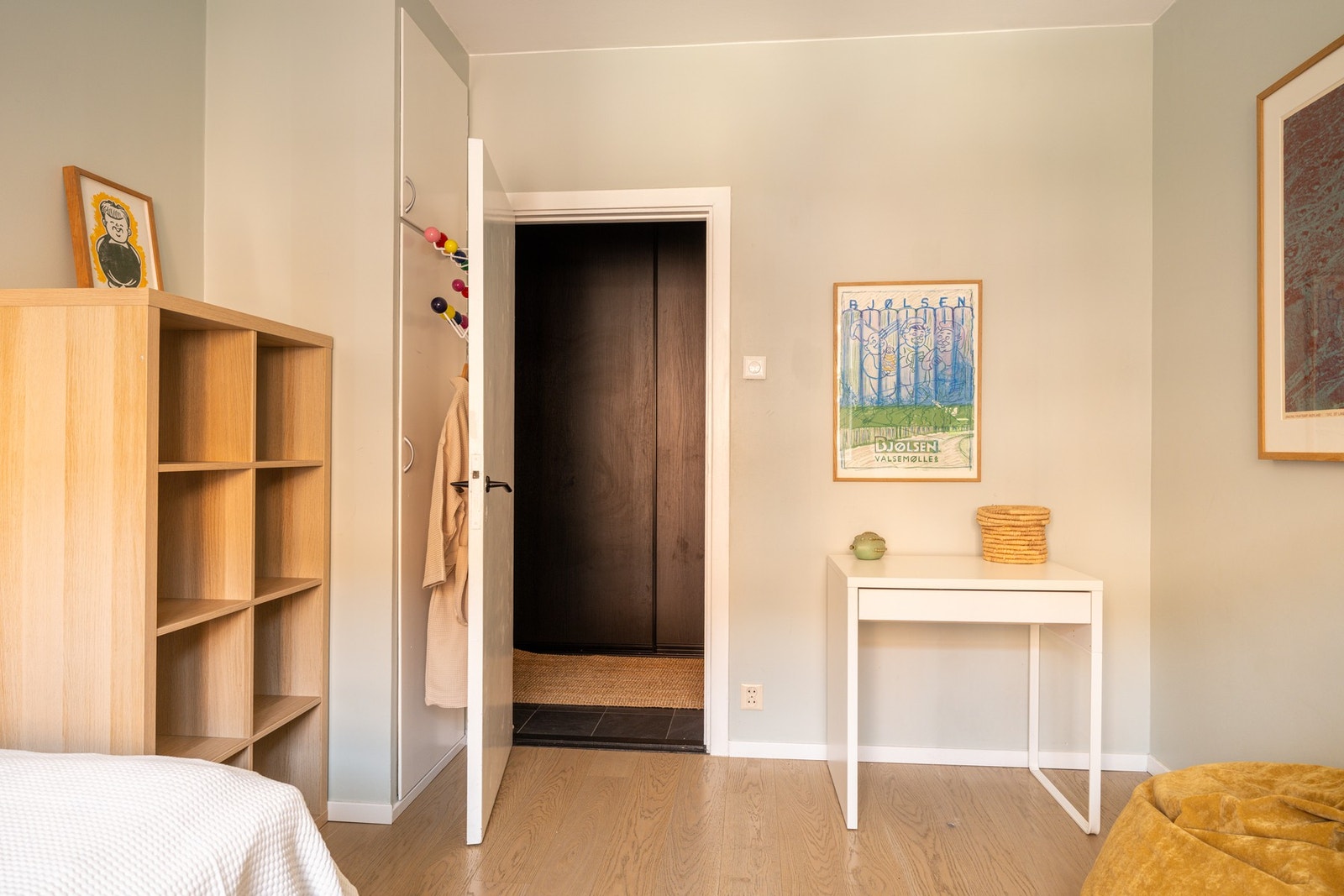 På soverommet er det plass til både dobbeltseng og kontorpult om ønskelig, samt oppbevaringsplass i plassbygget garderobeskap. Galleribilde