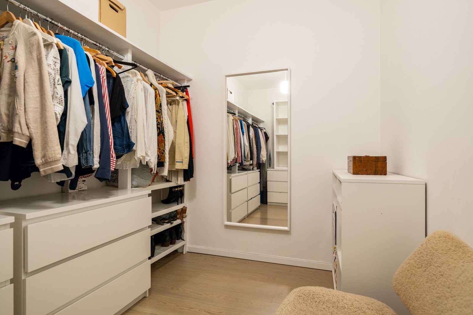 Fra soverommet er det adkomst til et romslig omkledningsrom. Galleribilde