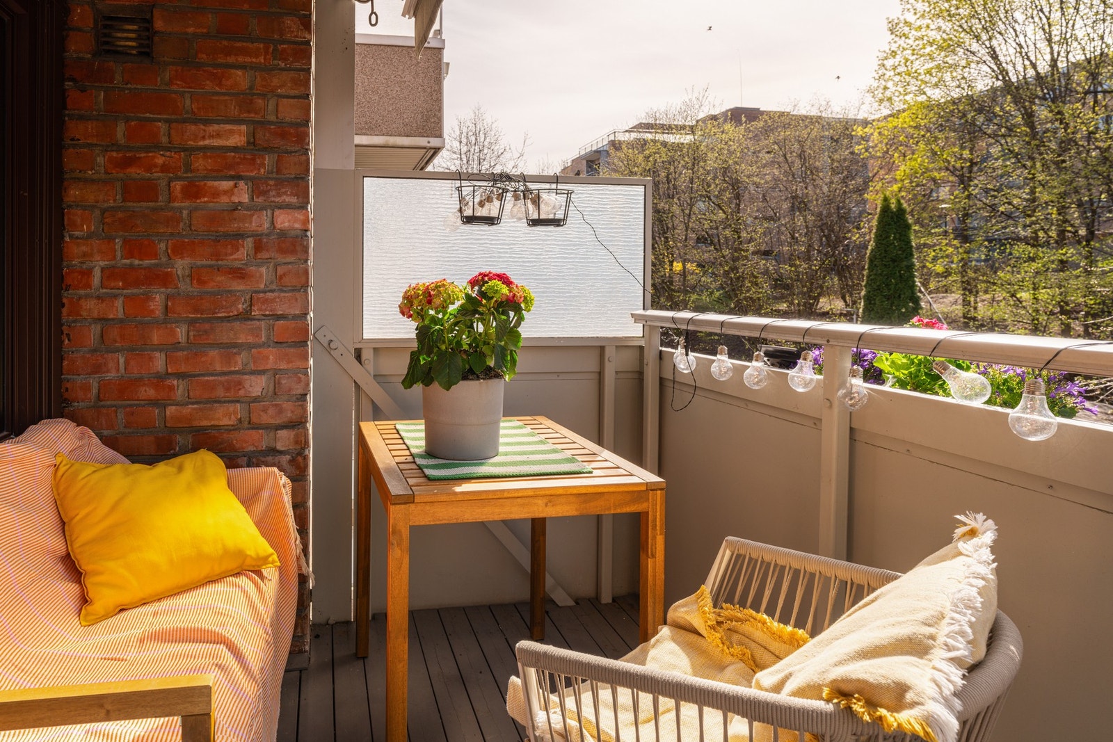 Balkongen har terrassebord på gulv og plass til sittegruppe etter eget ønske og behov. Det er også montert markise. Galleribilde