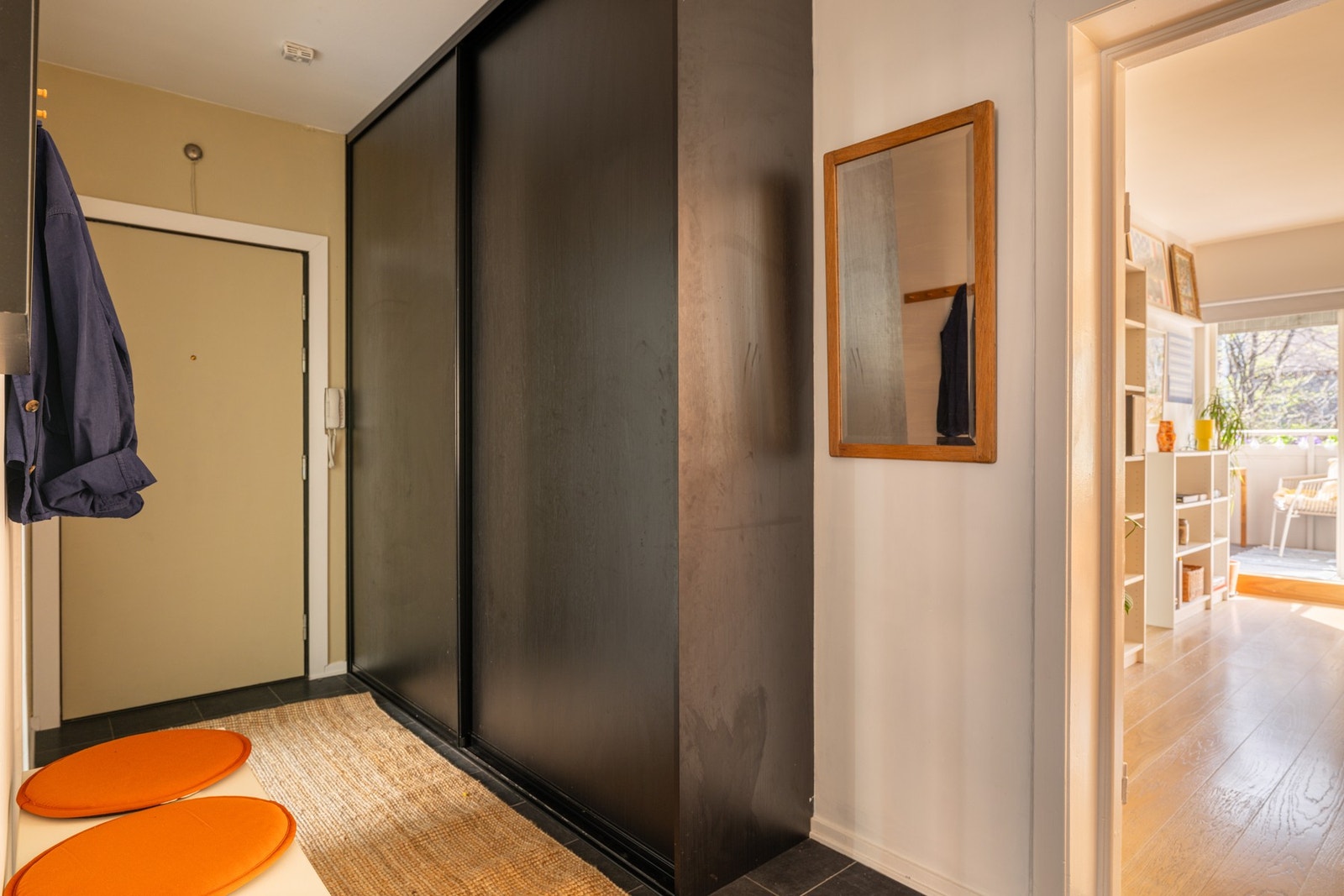 I entréen har du rikelig med oppbevaringsplass i stor plassbygget skyvedørsgarderobe. Galleribilde