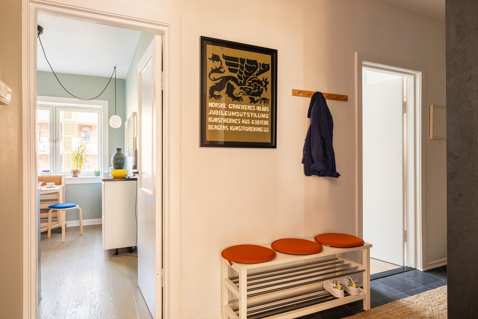 Fra gangen er det adkomst til kjøkkenet som ligger i et eget rom. Galleribilde