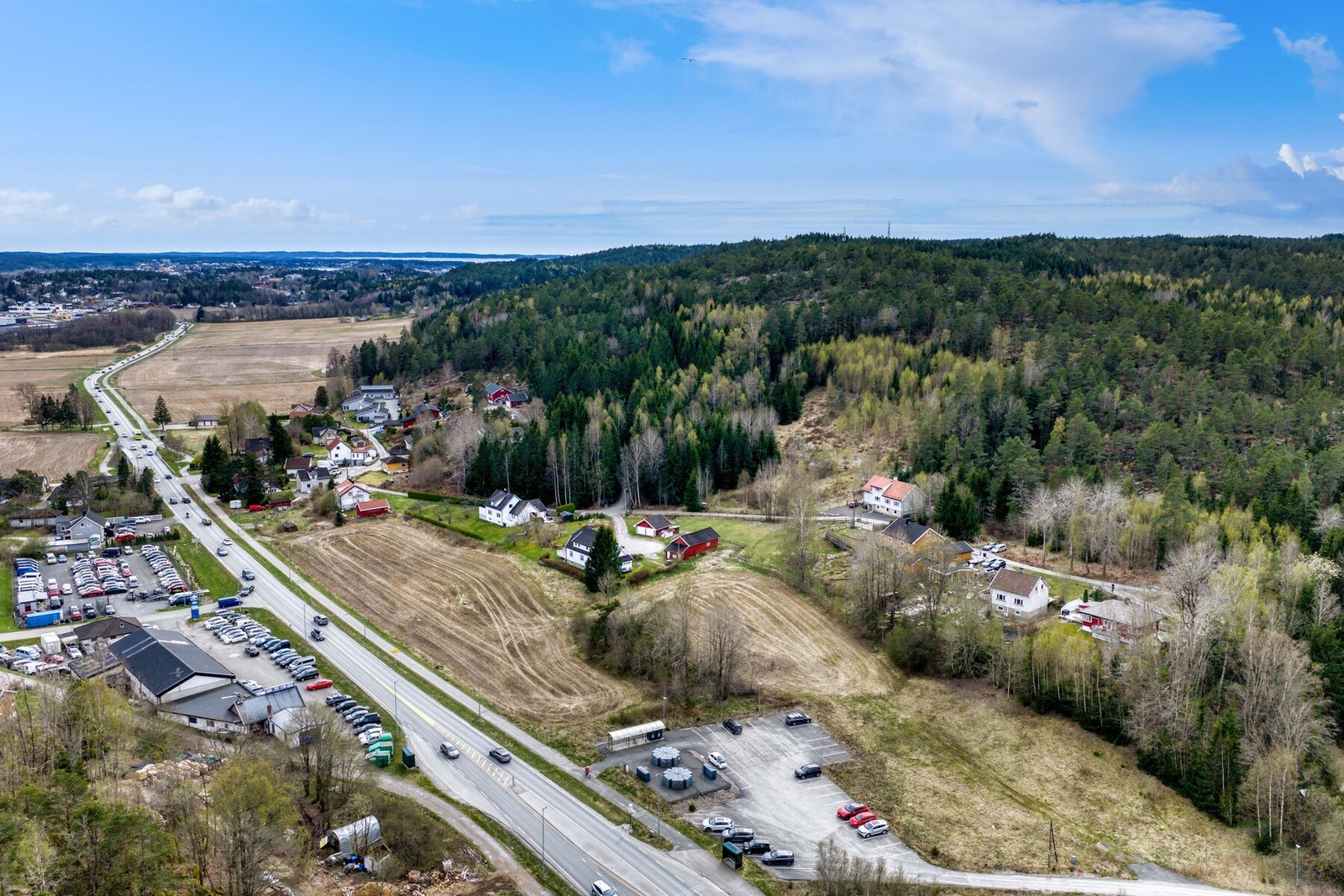 Det er ca. 10 minutter med bil til Råde togstasjon, hvor det er gratis parkering. Galleribilde
