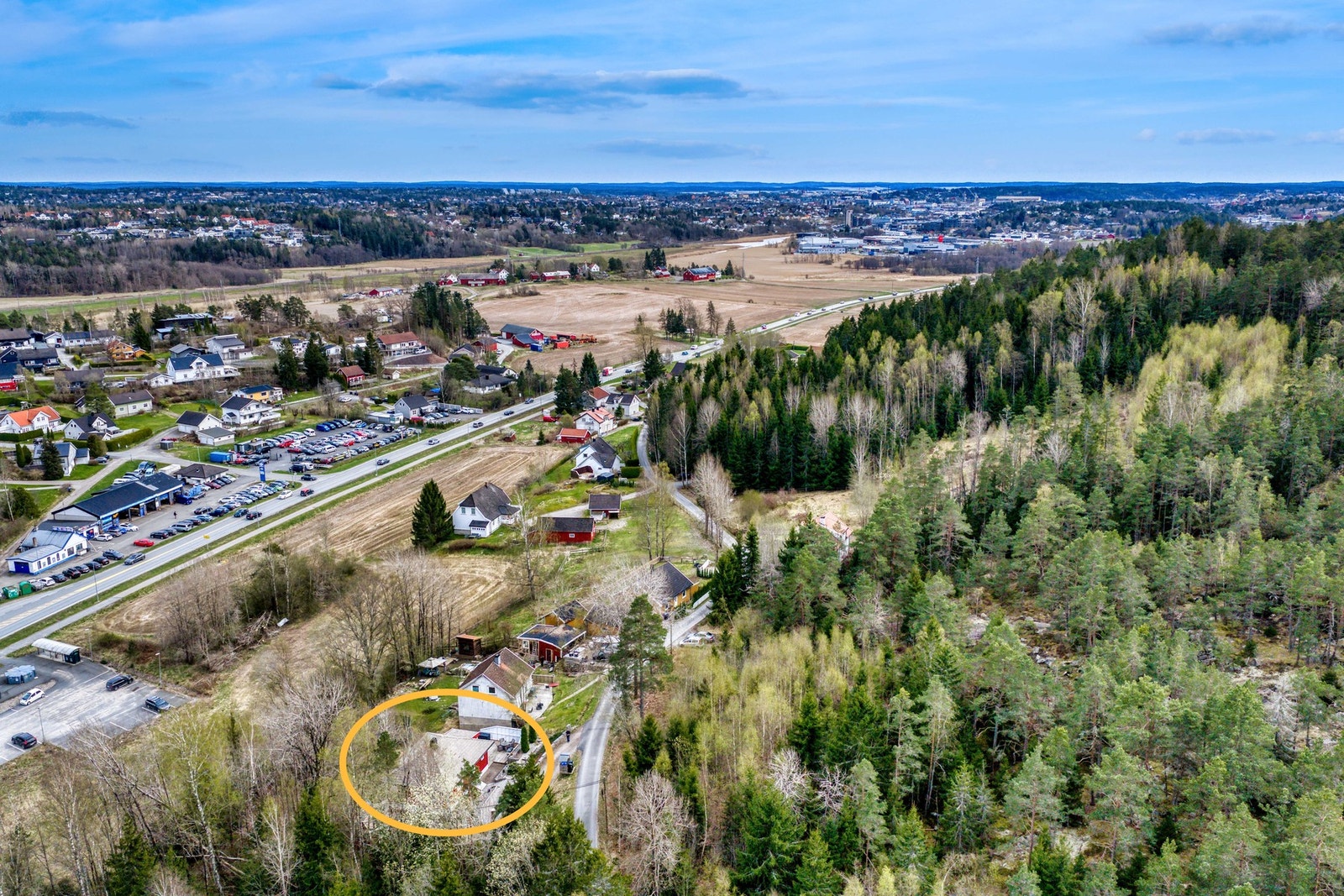 Handelsområdet på Ørebekk med et godt utvalg av butikker og servicetilbud ligger omtrent 1,5 km fra boligen. Galleribilde
