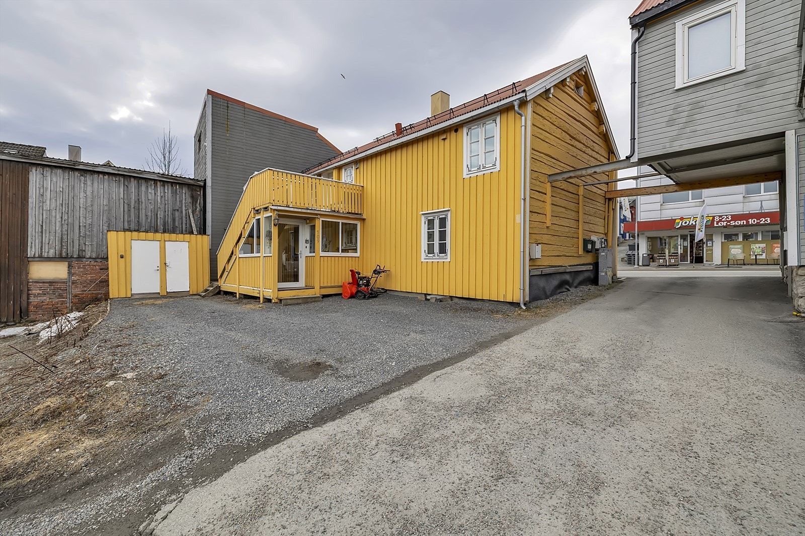Boligen har gode oppbevaringsmuligheter med to boder- en praktisk bod på 2 kvm like utenfor inngangsdøren, samt en felles bod i plan 1. Galleribilde