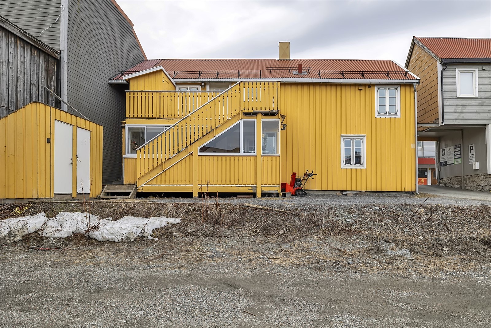 Leiligheten ligger fint til i 2. etasje og har adkomst via utvendig trapp. Parkeringsplass på tomten. Galleribilde