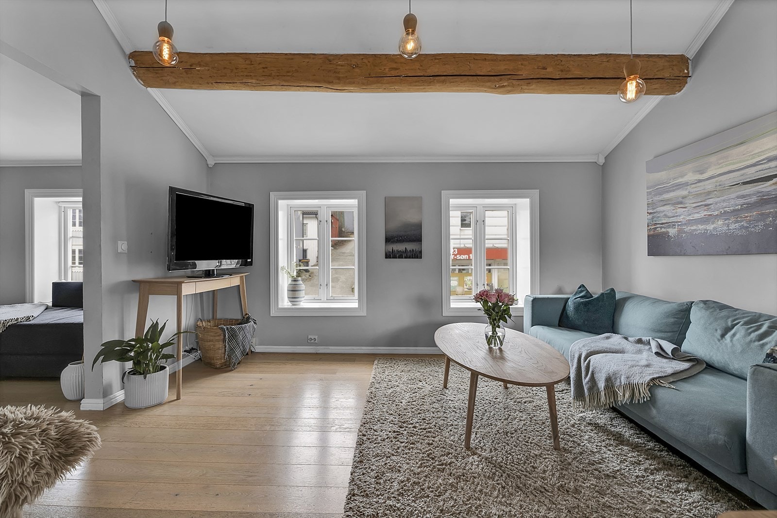 Stuen byr på lekkert 1-stavs parkettgulv, slette overflater og et gjennomgående lyst fargevalg. Galleribilde