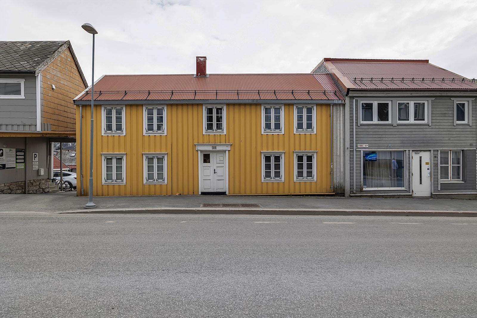 Her har du umiddelbar nærhet til det aller meste, med busstopp, matbutikk, kafeer, restauranter, og mye mer like ved. Velkommen til visning! Galleribilde
