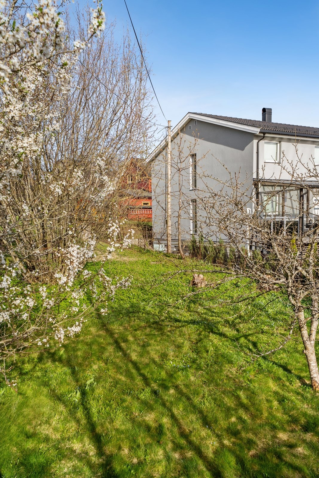 Her bor du med kort avstand til barnehage, flere skoler, servicetilbud, skoler og Ås stasjon, samt til flotte turmuligheter. Galleribilde
