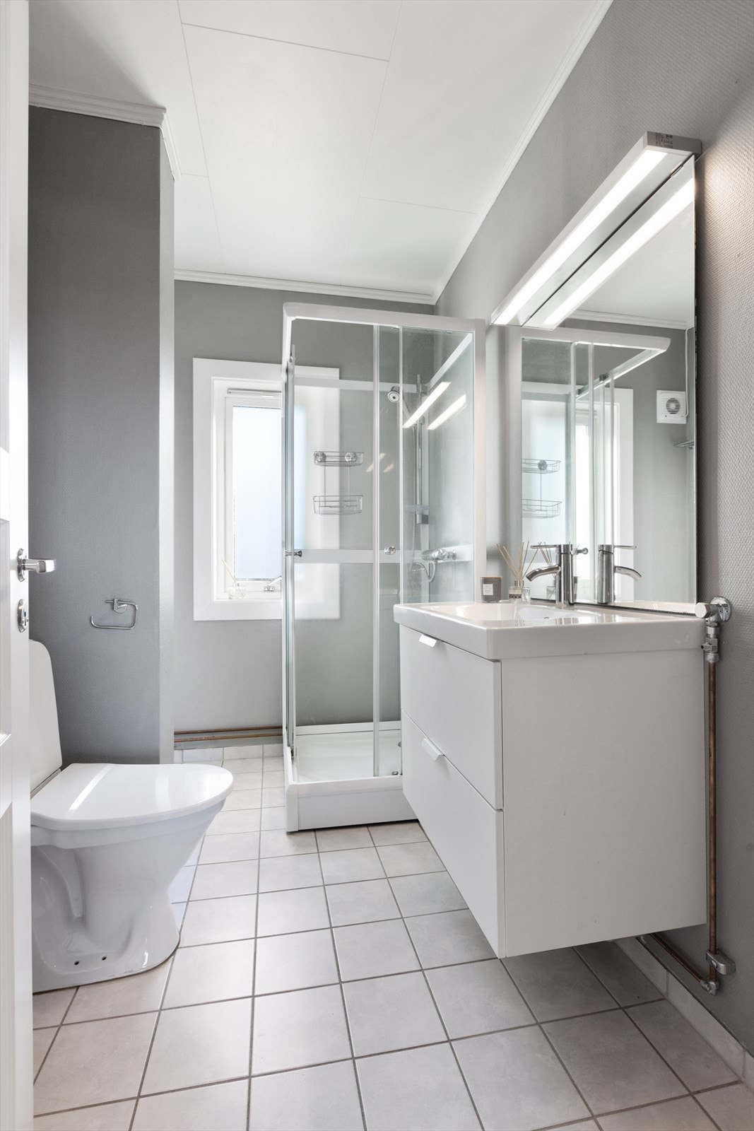Badet i andre etasje er også fra 2010, med dusjkabinett og elektriske varmekabler i gulvet. Galleribilde