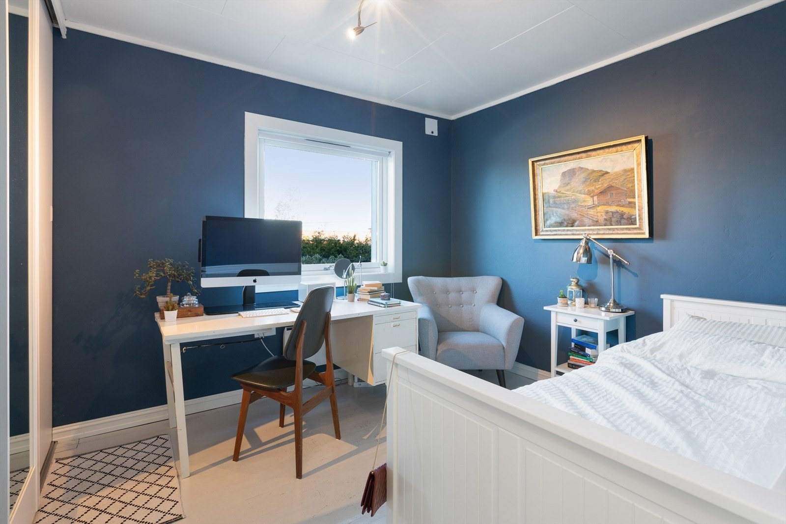 Et av tre soverom i første etasje. To av soverommene er utstyrt med skyvedørsgarderobe for effektiv oppbevaring. Galleribilde