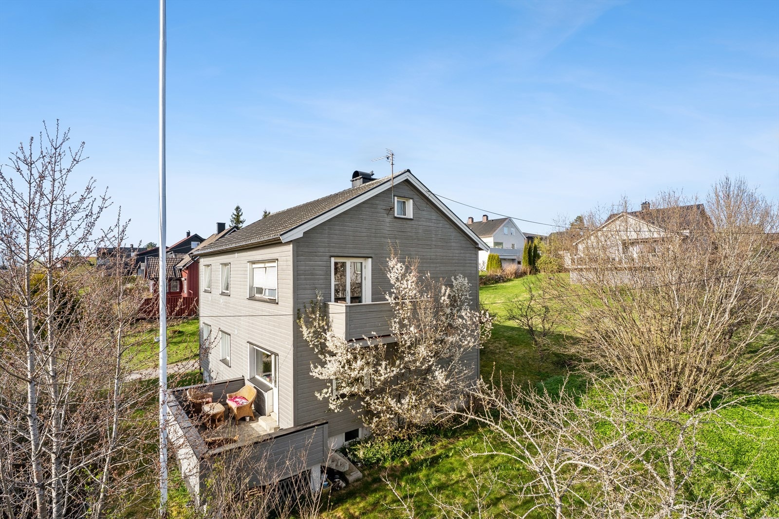 Boligen har gjennomgått betydelige oppgraderinger, inkludert etterisolering og ny kledning i 2013, samt nytt tak med Decra takpanner i 2009. Galleribilde