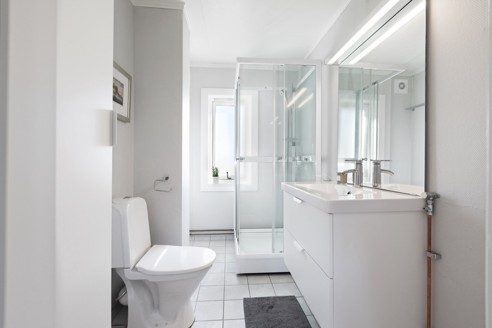 Badet i første etasje ble ombygget i 2010. Rommet har flislagt gulv med varmekabler og en ny, elektrisk vifte fra 2022. Galleribilde