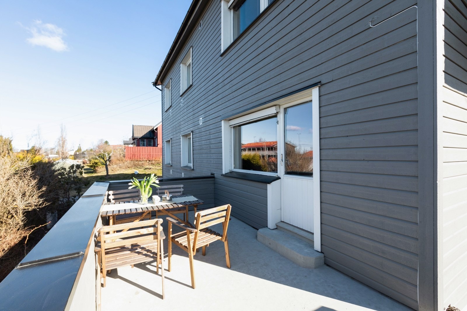 Terrassen ved første etasje er et fint samlingspunkt med god plass til utemøbler. Galleribilde