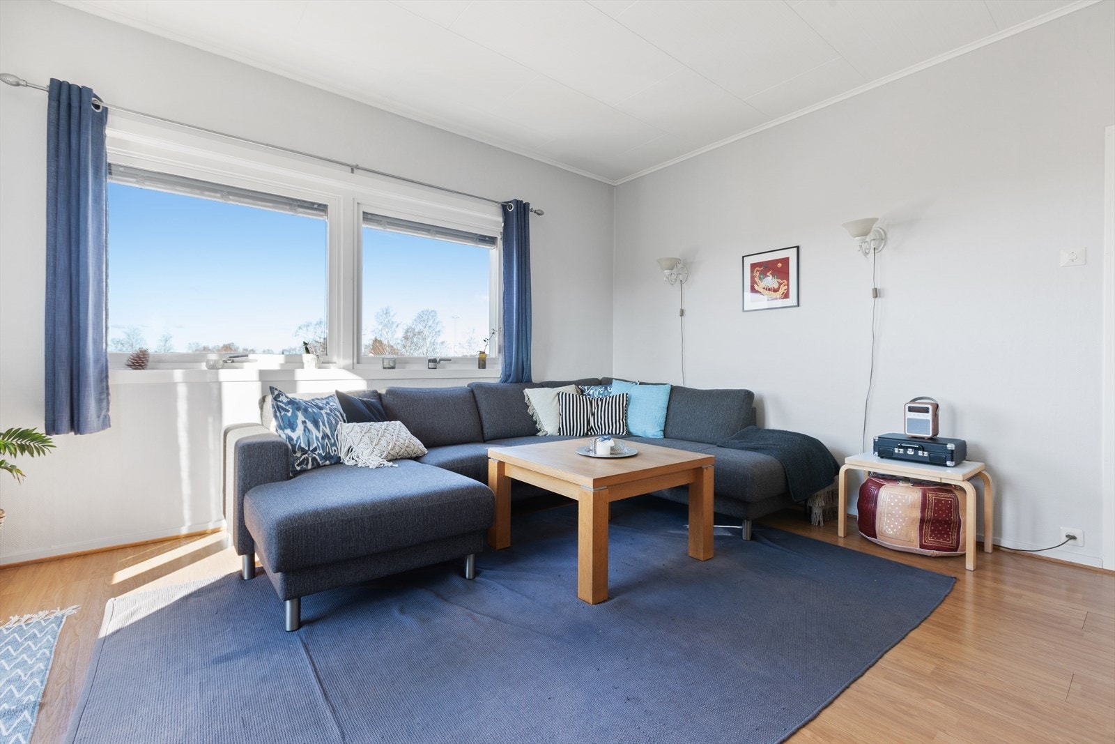 Stuen i 1. etasje har gode møbleringsmuligheter og store vindusflater som spipper inn rikelig med dagslys. Galleribilde