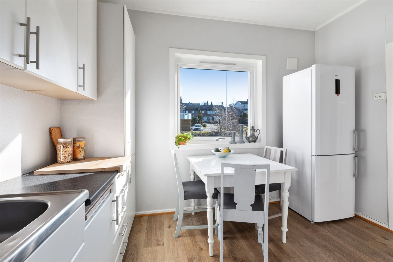 Det er nisjer for frittstående hvitevarer som komfyr og kjøle-/fryseskap. Galleribilde
