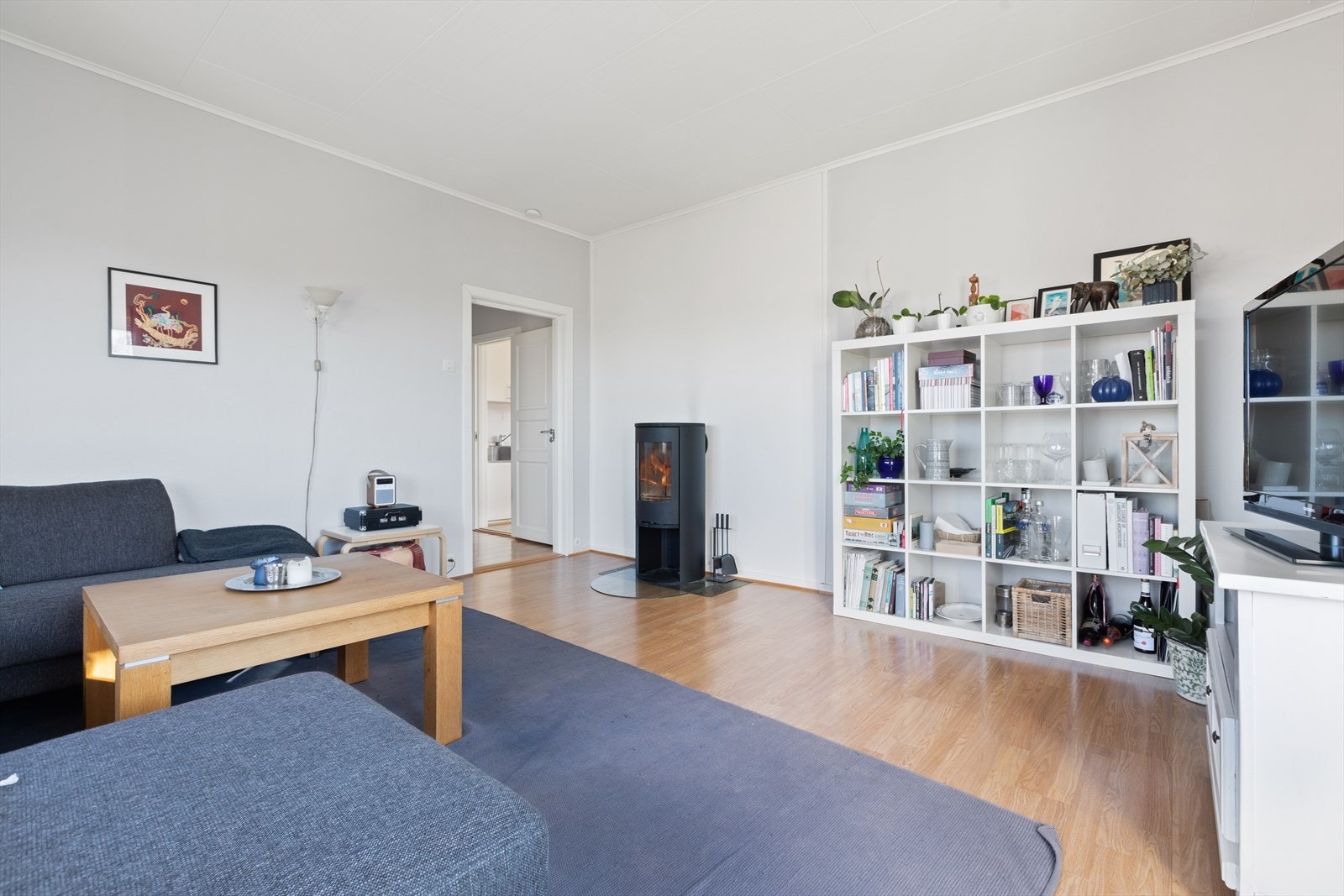I stuen er det montert en moderne peisovn fra 2016 som gir god varme på kjølige dager. Galleribilde