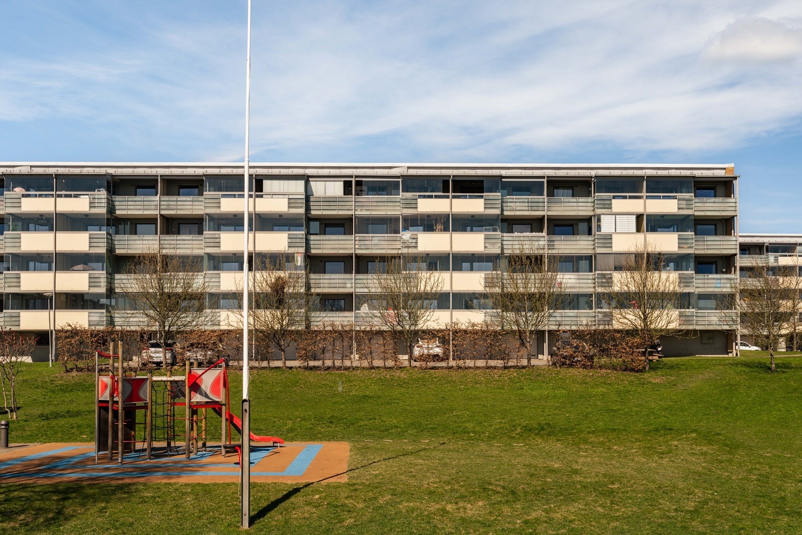 Store, åpne utearealer med lekeplass rett utenfor. Galleribilde