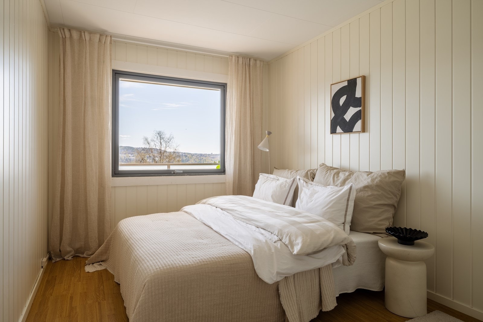 Stort hovedsoverom med god plass til dobbeltseng. Galleribilde