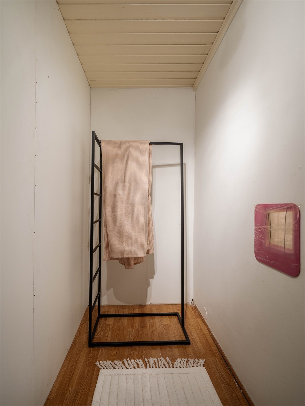 Leiligheten har en innvendig bod, i tillegg til å disponere to boder i kjelleren. Galleribilde