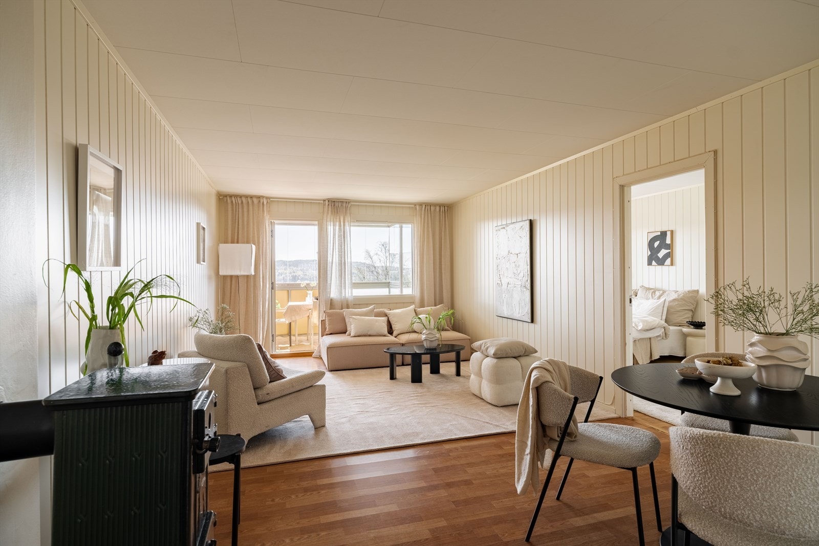 En lys og romslig 3-roms med flott utsikt og stor samt innglasset balkong. Galleribilde