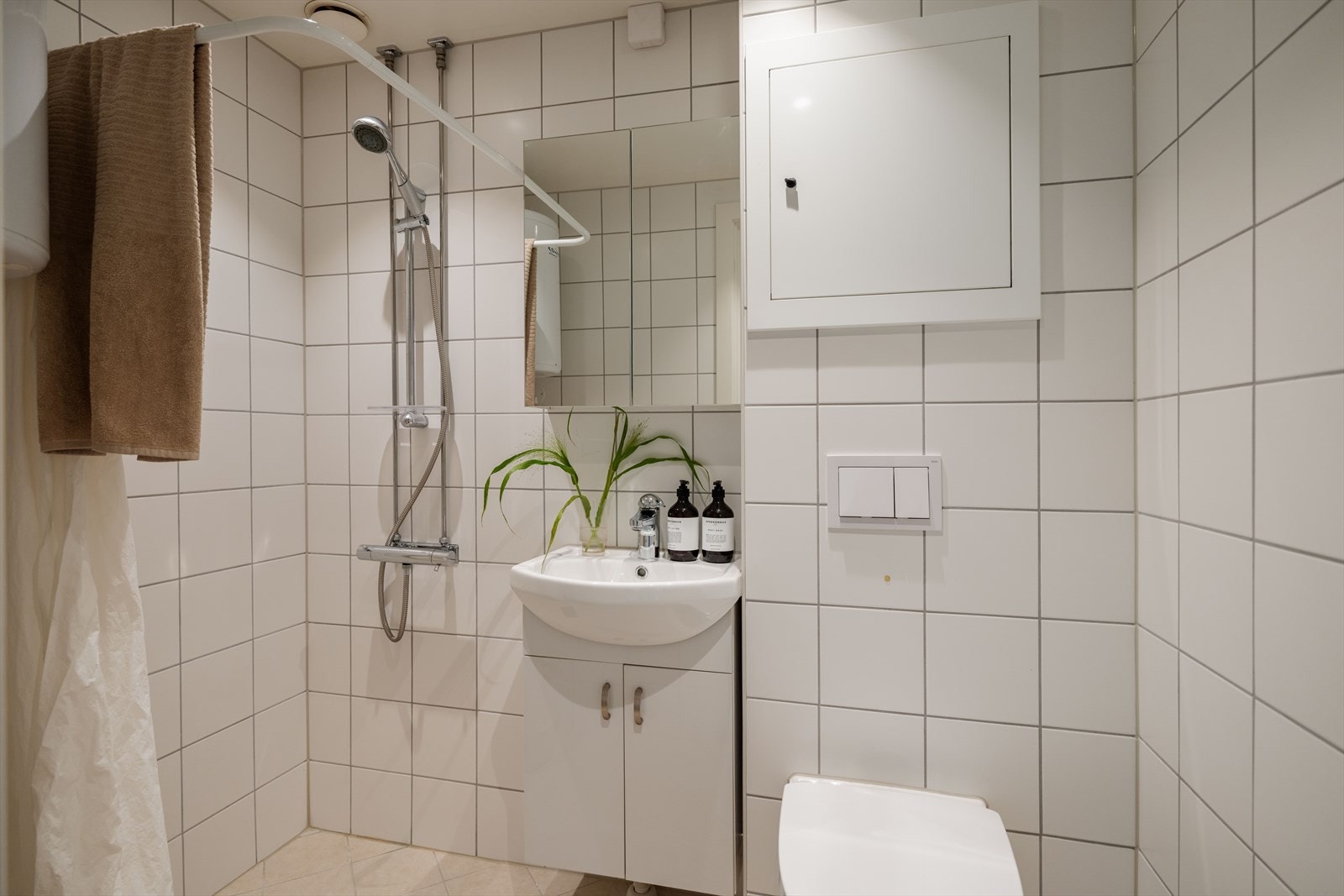 Flislagt bad fra 2018 med opplegg for vaskemaskin. Galleribilde
