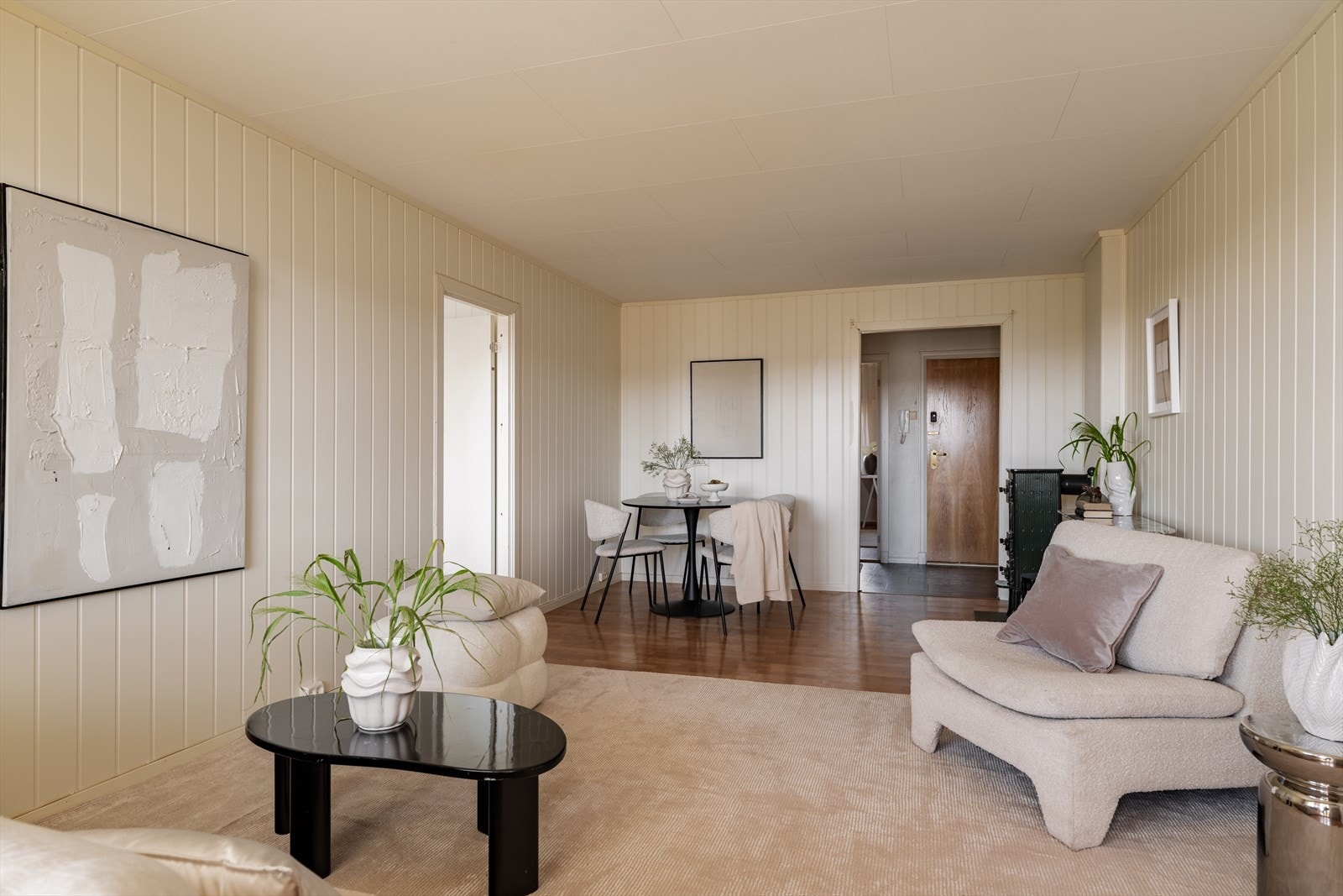 God plass til både stor sofa og spiseplass for hyggelige middagsselskaper. Galleribilde