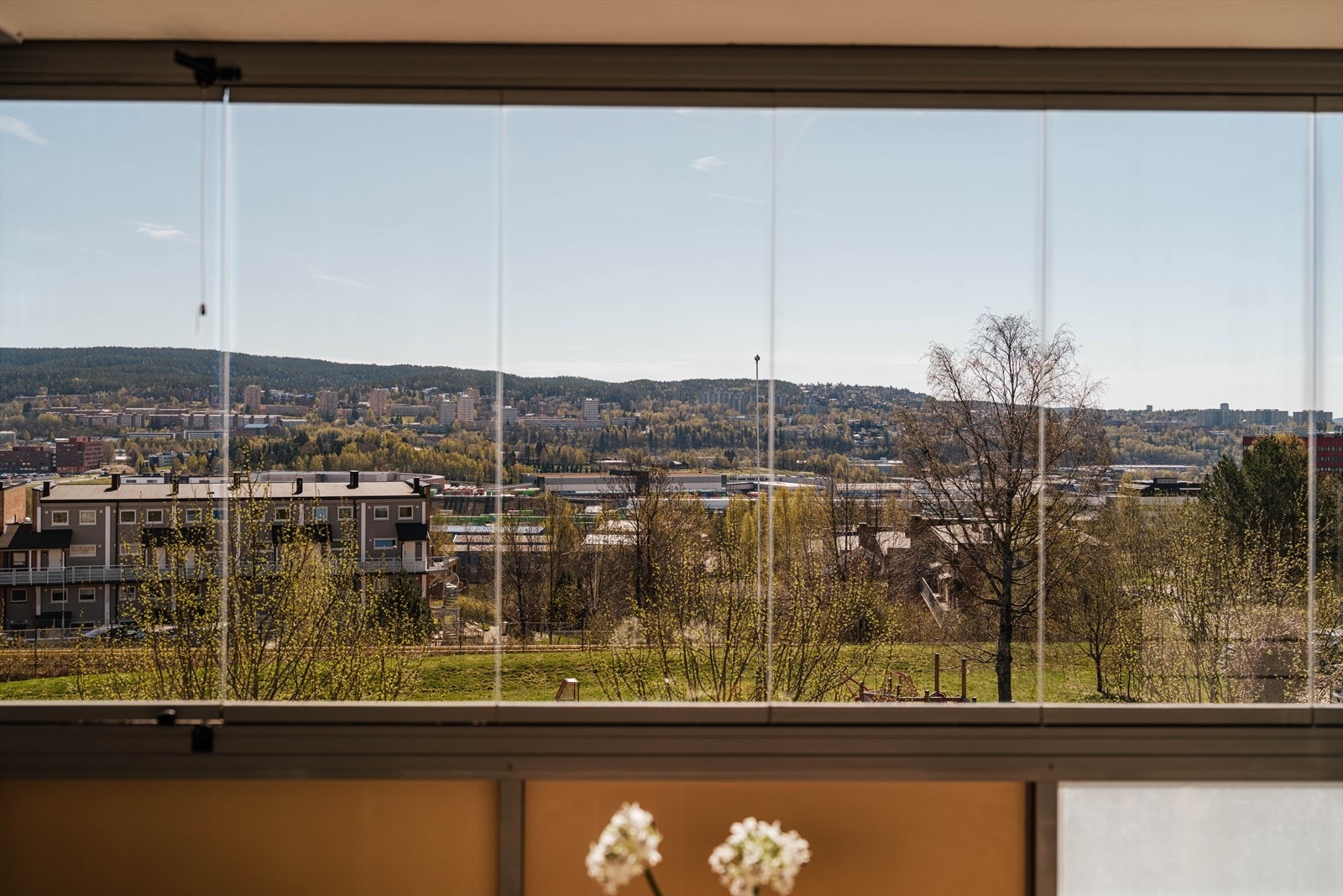 Her har du flott utsikt ut mot grønne og frodige fellesarealer med lekeplass for de minste. Galleribilde