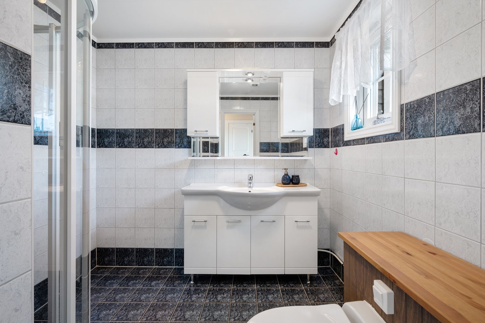 Badet er helfliset med varmekabler i gulv. Galleribilde