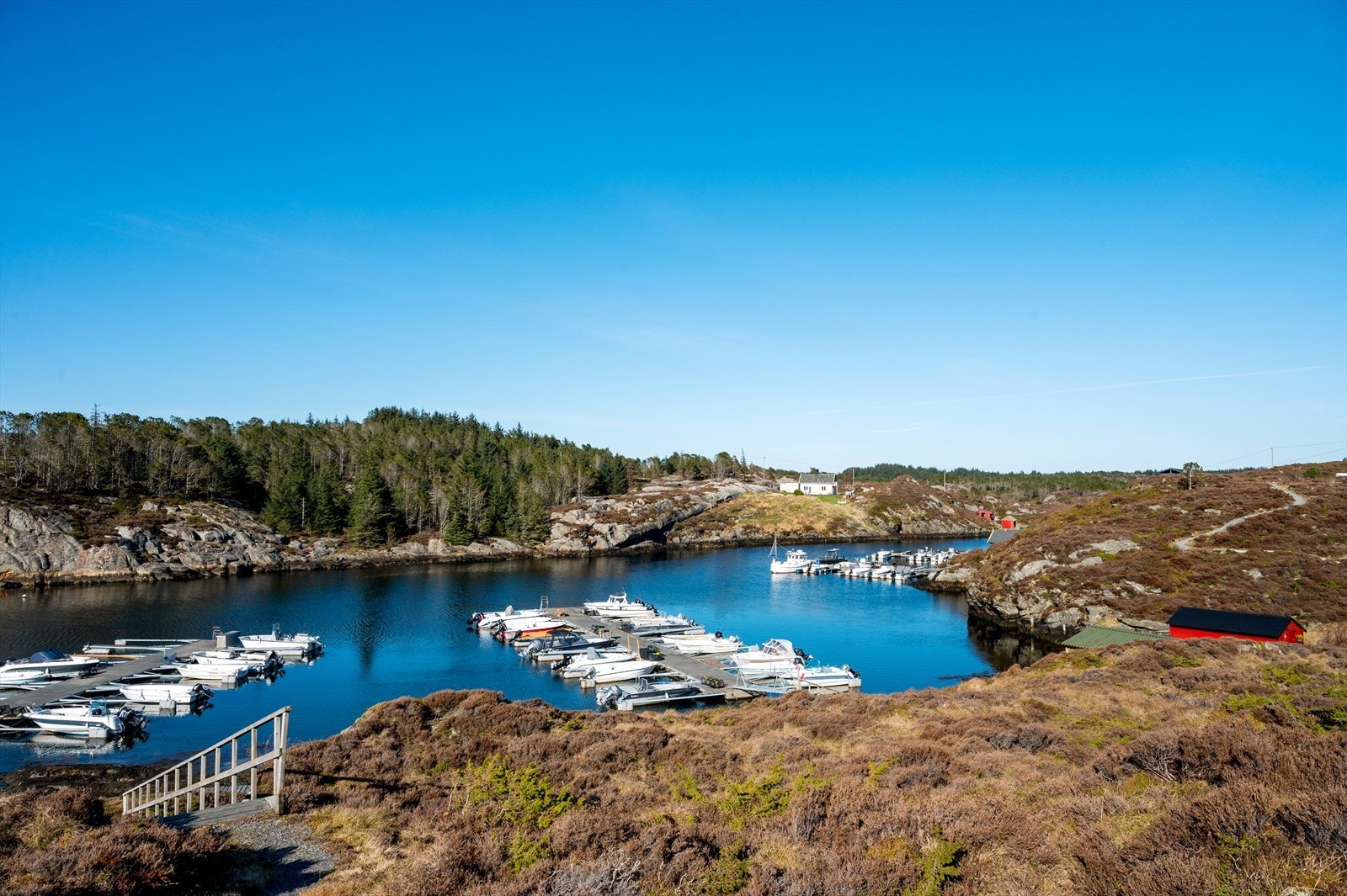 Fra eiendommen er det gangavstand til den tilhørende båtplassen i marinaen. Galleribilde