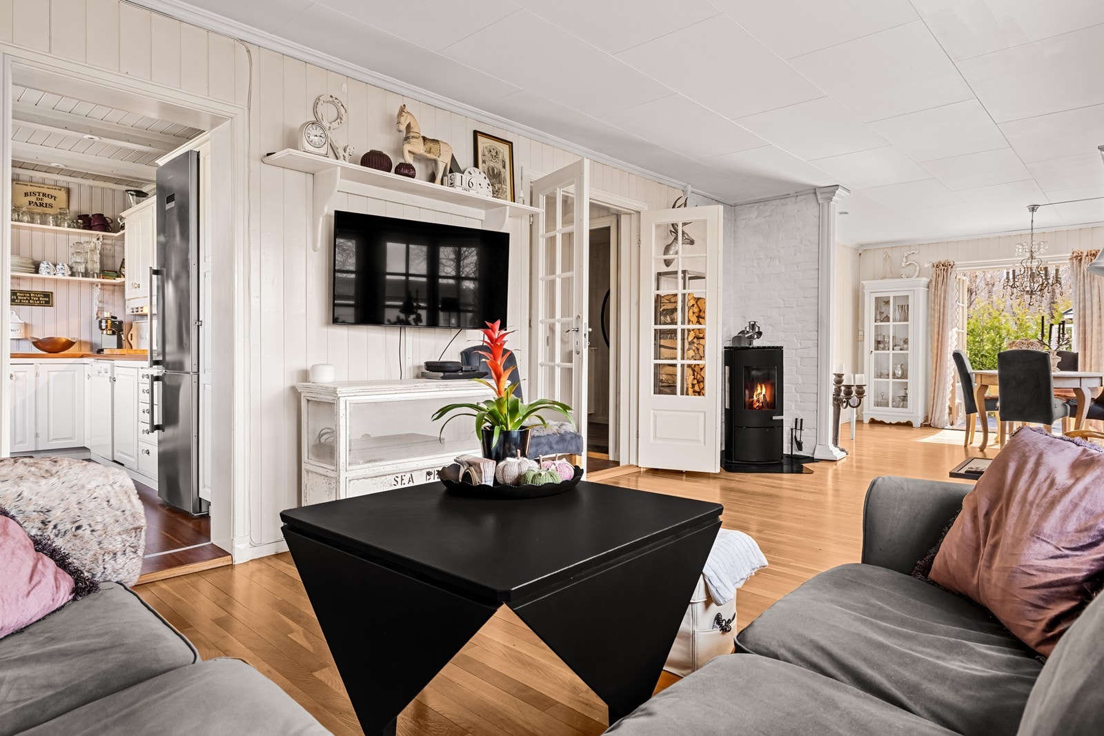 Naturlig samlingspunkt med plass til både sofa og spisebord Galleribilde