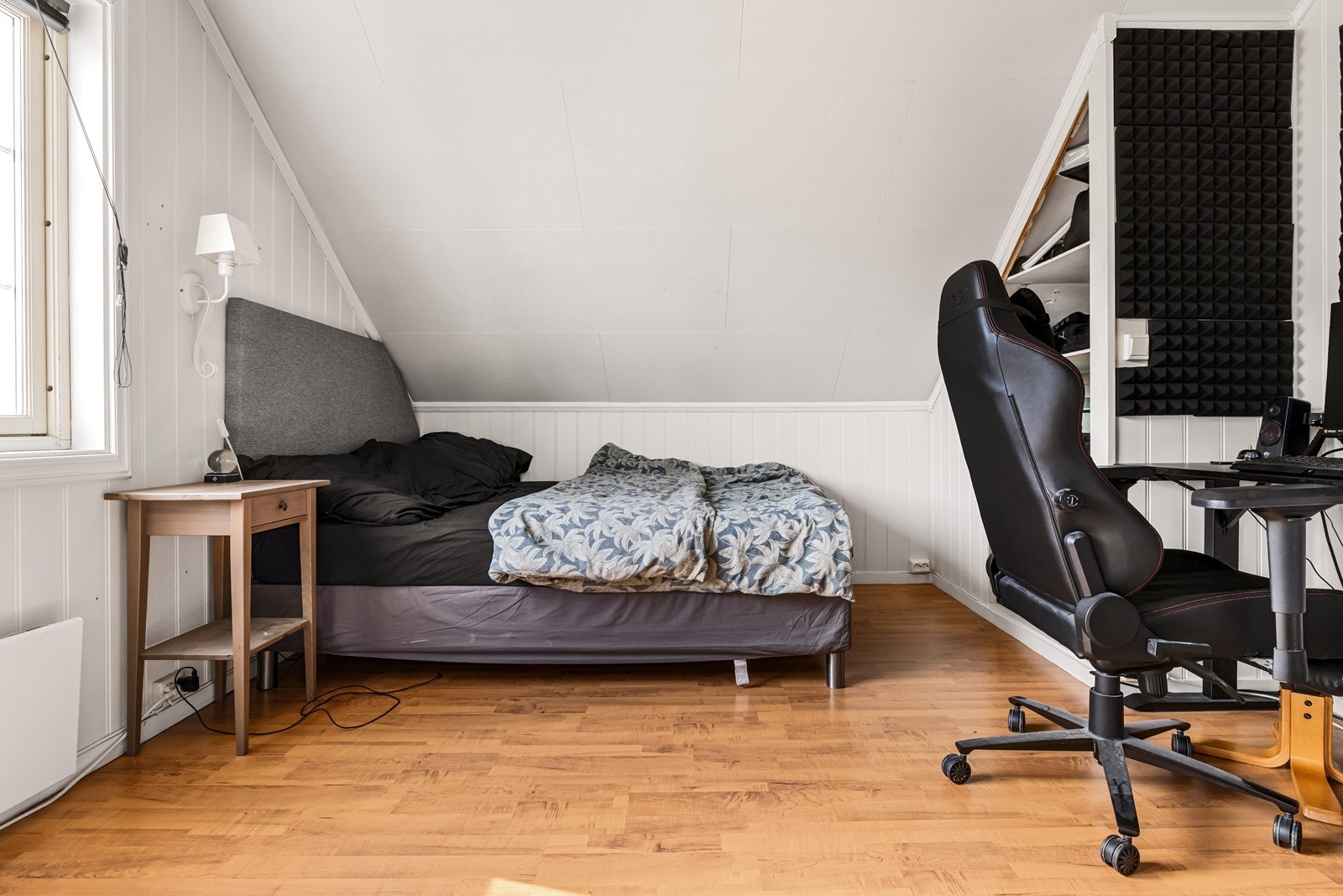 Romslig soverom med gode bruksmuligheter Galleribilde