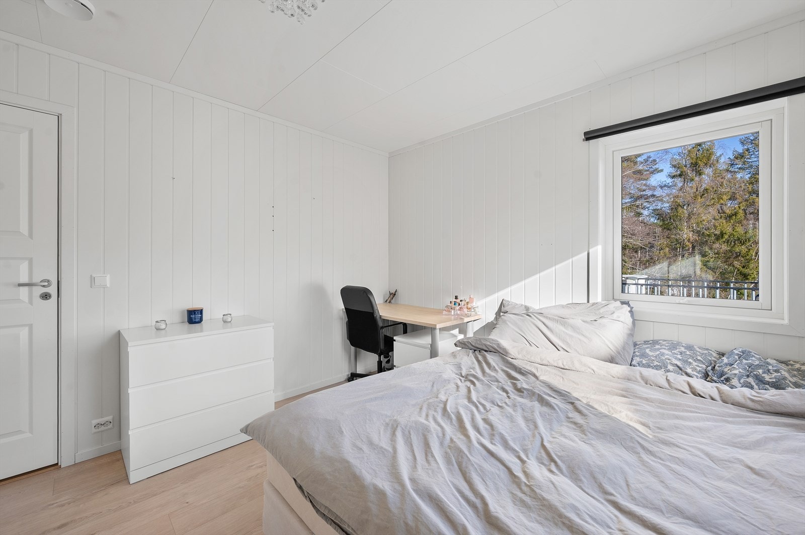 Leiligheten har to soverom. Hovedsoverommet har god plass til dobbeltseng og garderobeløsning. Galleribilde