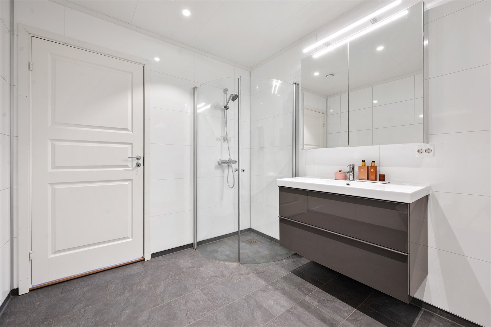Rommet er innredet med dusjhjørne, servantinnredning og har opplegg for vaskemaskin. Galleribilde