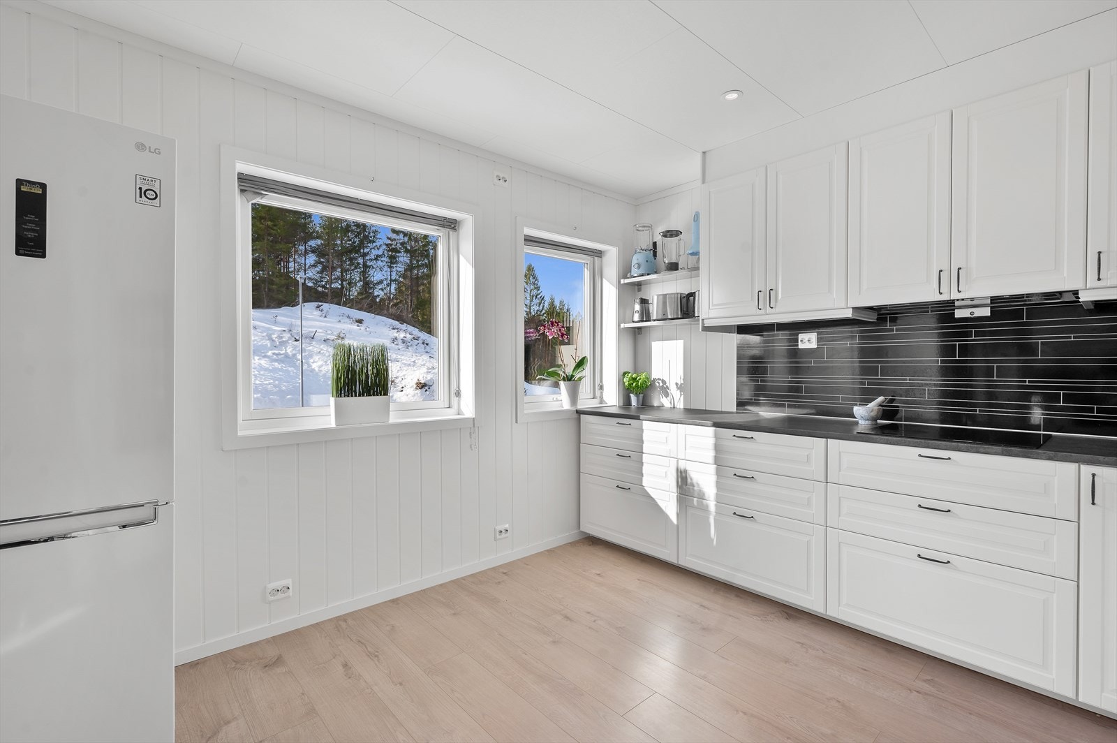 Kjøkkeninnredningen har en benkeplate i laminat og er en del av et system med balansert ventilasjon. Galleribilde